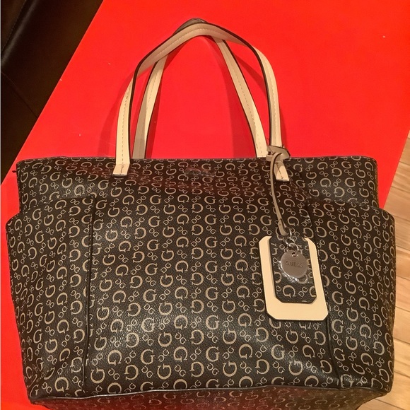 NEW GUESS BAG SATCHEL STYLE GORGEOUS WITH ALL OVER GUESS LOGO FASHIONABLE BAG - Picture 6 of 7